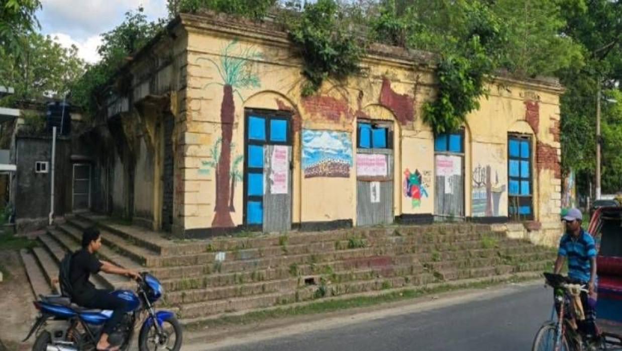 ঝুঁকিপূর্ণ অবস্থায় দাঁড়িয়ে থাকা সরকারি ভবন