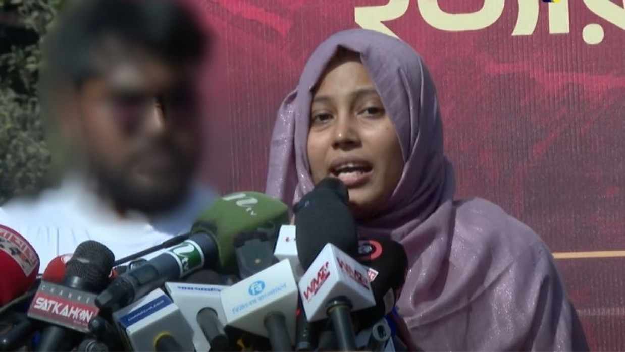 ওসমান হাদির ওপর হামলার বিচারের দাবিতে আয়োজিত সমাবেশে বক্তব্য দিচ্ছিলেন জুমা 