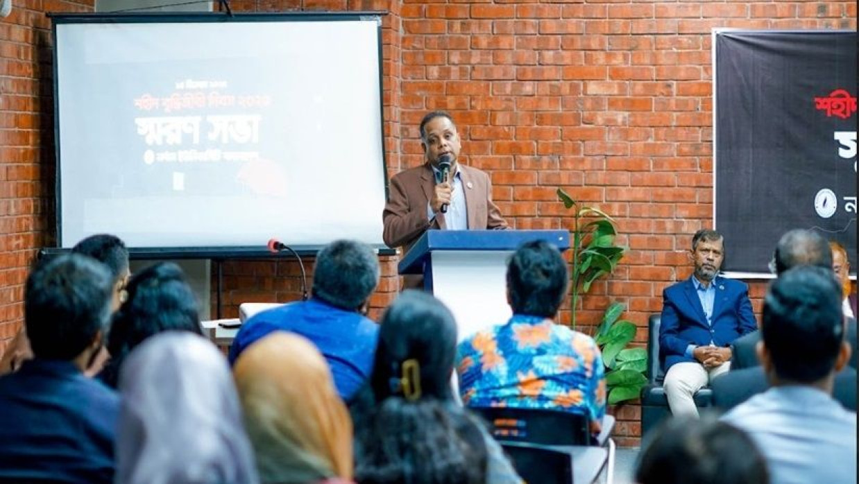 আলোচনা সভায় বক্তব্য দিচ্ছেন এনইউবি উপাচার্য অধ্যাপক ড. মো. মিজানুর রহমান