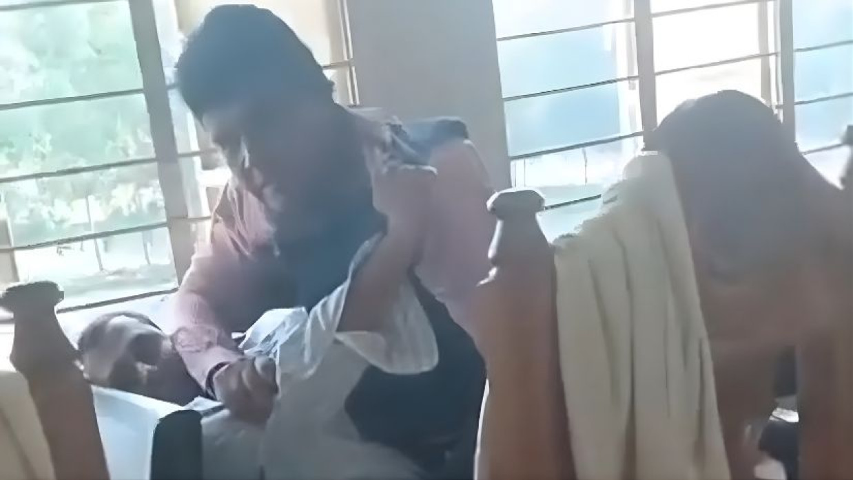 দুই শিক্ষকের হাতাহাতি