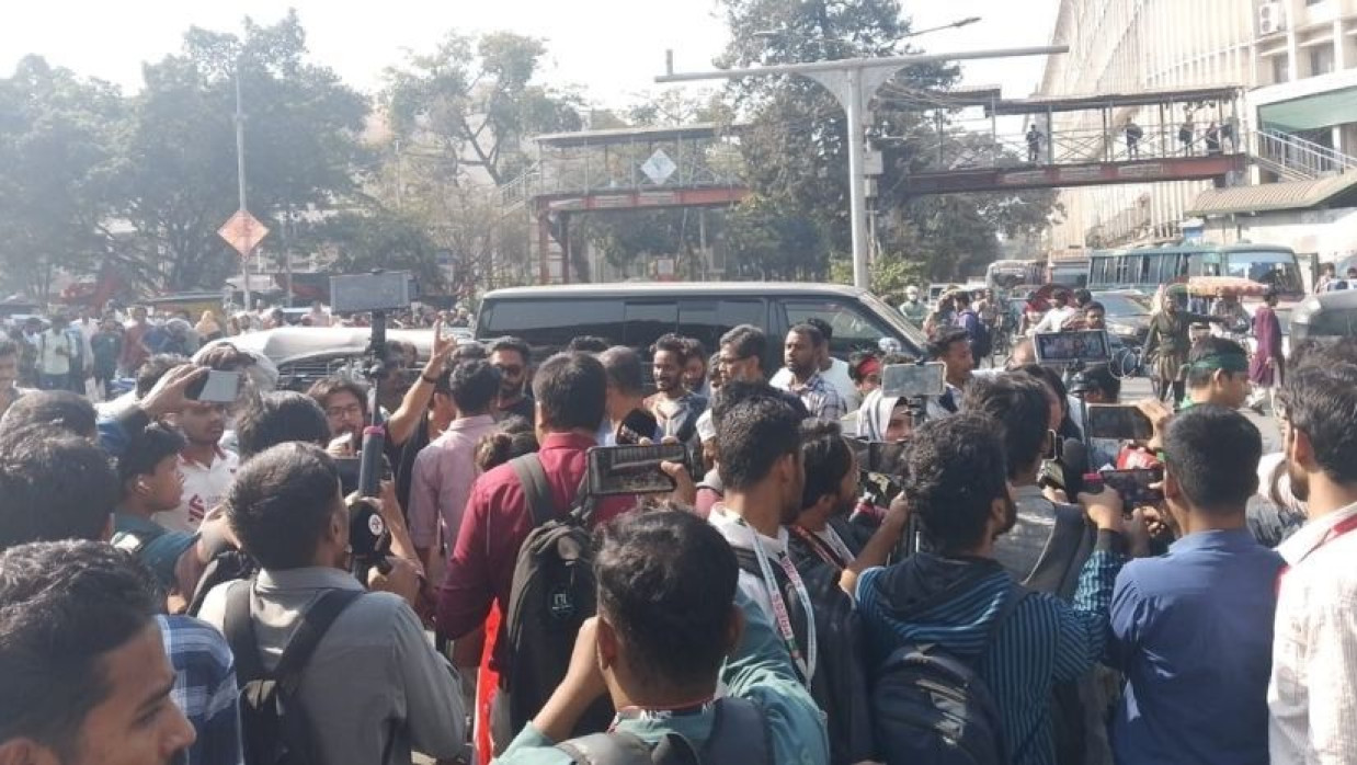 স্বরাষ্ট্র উপদেষ্টার পদত্যাগের দাবিতে শাহবাগ ব্লকেড