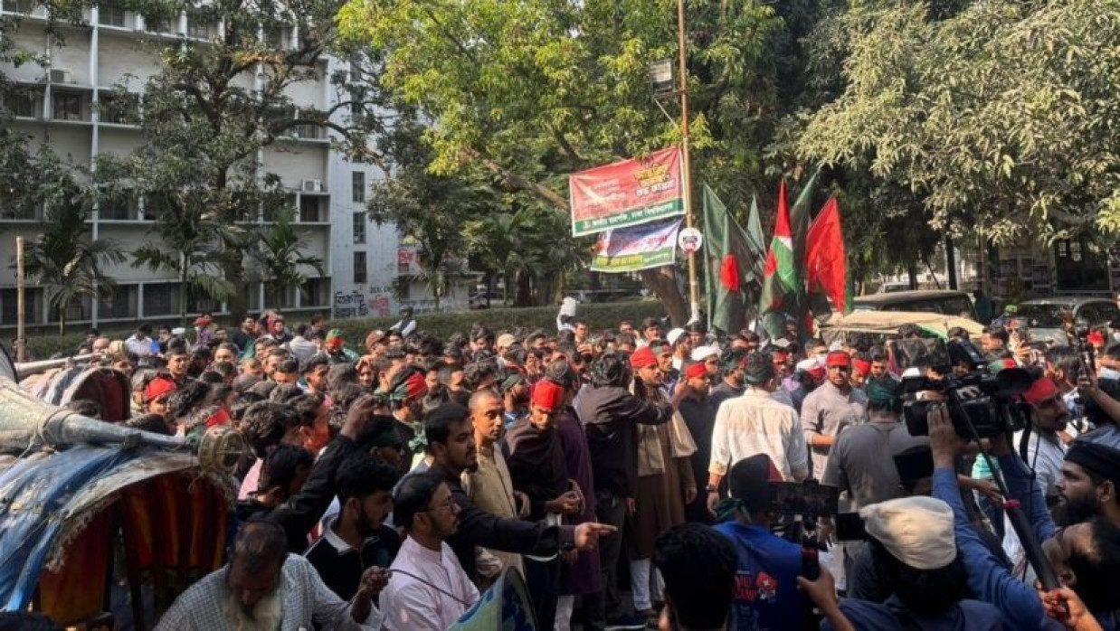 ডাকসুর নেতৃত্বে তিন দাবিতে স্বরাষ্ট্র মন্ত্রণালয় অভিমুখে শিক্ষার্থীরা