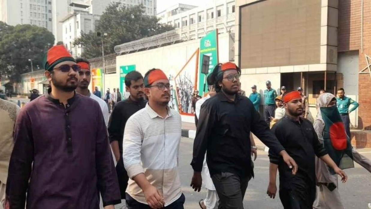 স্বরাষ্ট্র উপদেষ্টার কার্যালয়ের পথে সাদিক কায়েমসহ ডাকসুর অন্য সদস্যরা