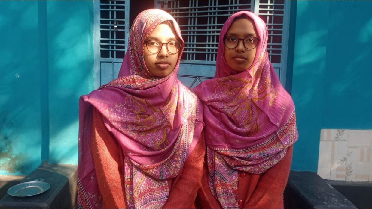 যমজ দুই বোন