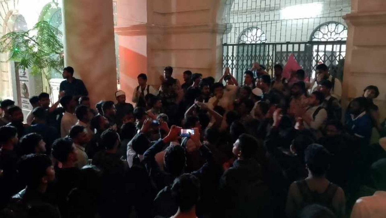  জবির প্রশাসনিক ভবনের মূল ফটকের সামনে শিক্ষার্থীদের অবস্থান 