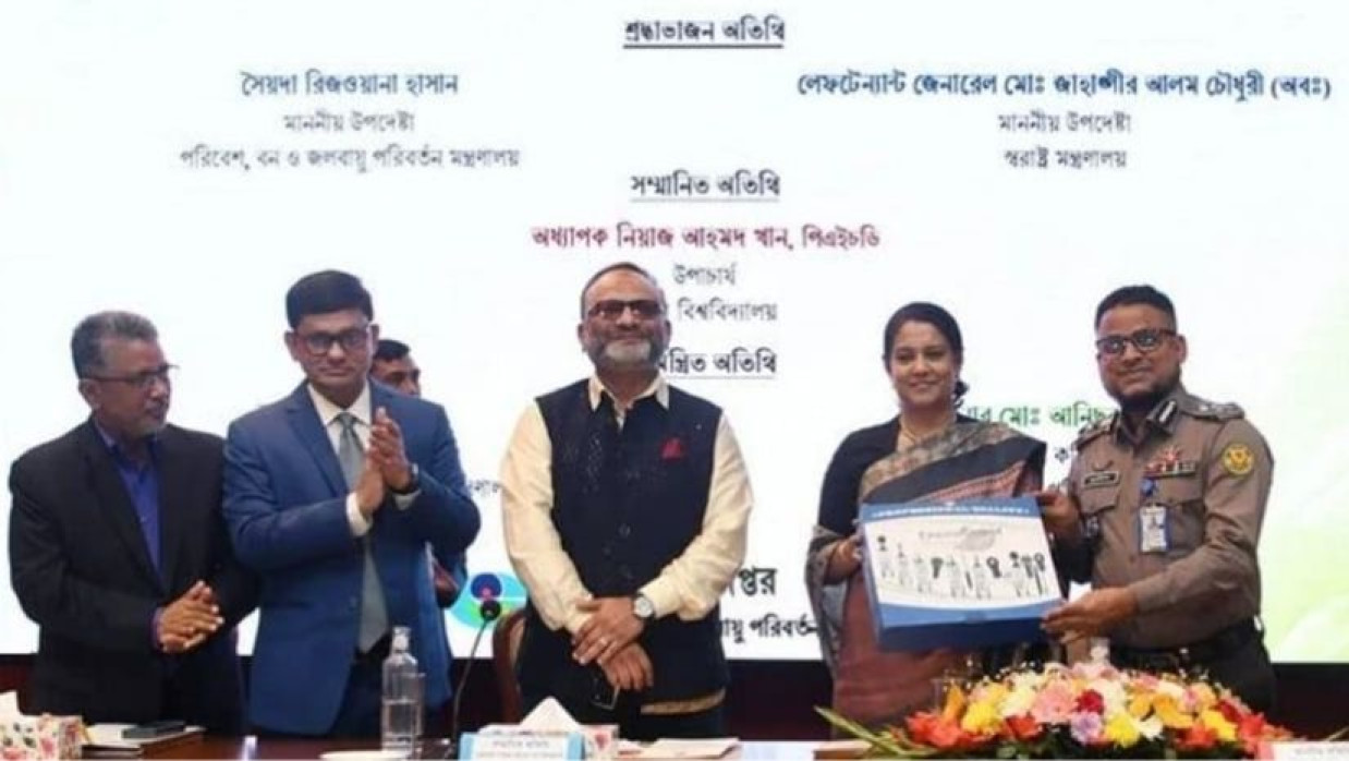 উপাচার্য অধ্যাপক ড. নিয়াজ আহমদ খানের হাতে সম্মাননা ও ক্রেস্ট তুলে দেন উপদেষ্টা সৈয়দা রিজওয়ানা হাসান