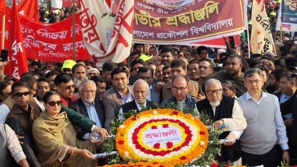 স্মৃতিসৌধে শহীদ বীর মুক্তিযোদ্ধাদের প্রতি শ্রদ্ধা জ্ঞাপন