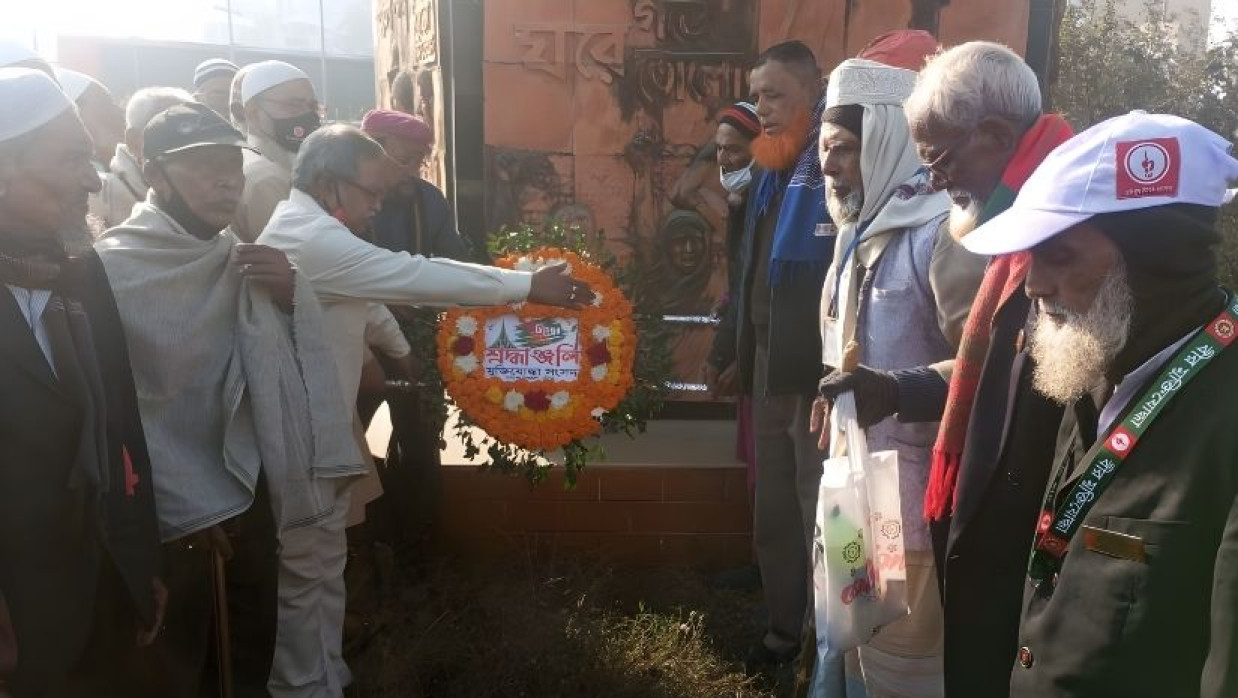 জগদীশপুর চত্বরে ফুল দিলেন মুক্তিযোদ্ধারা