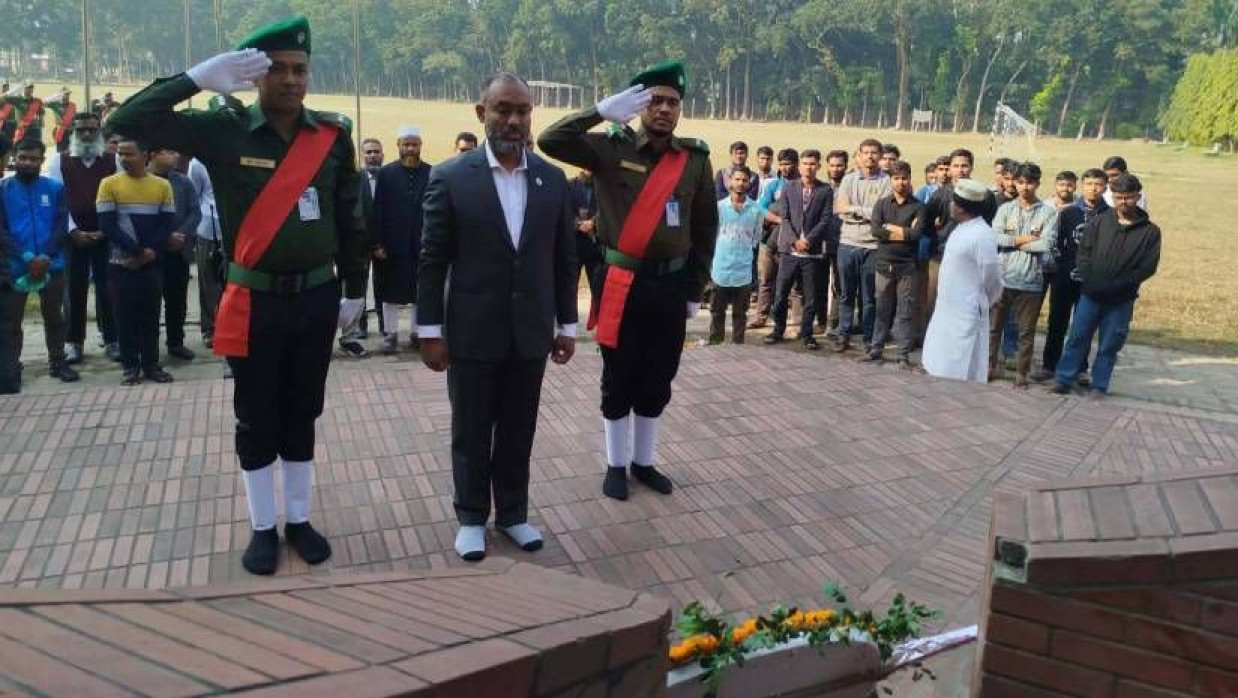 মহান বিজয় দিবস উপলক্ষে বিশ্ববিদ্যালয়ের কেন্দ্রীয় শহীদ মিনারে শহীদদের স্মরণে পুষ্পস্তবক অর্পণ করা হয়