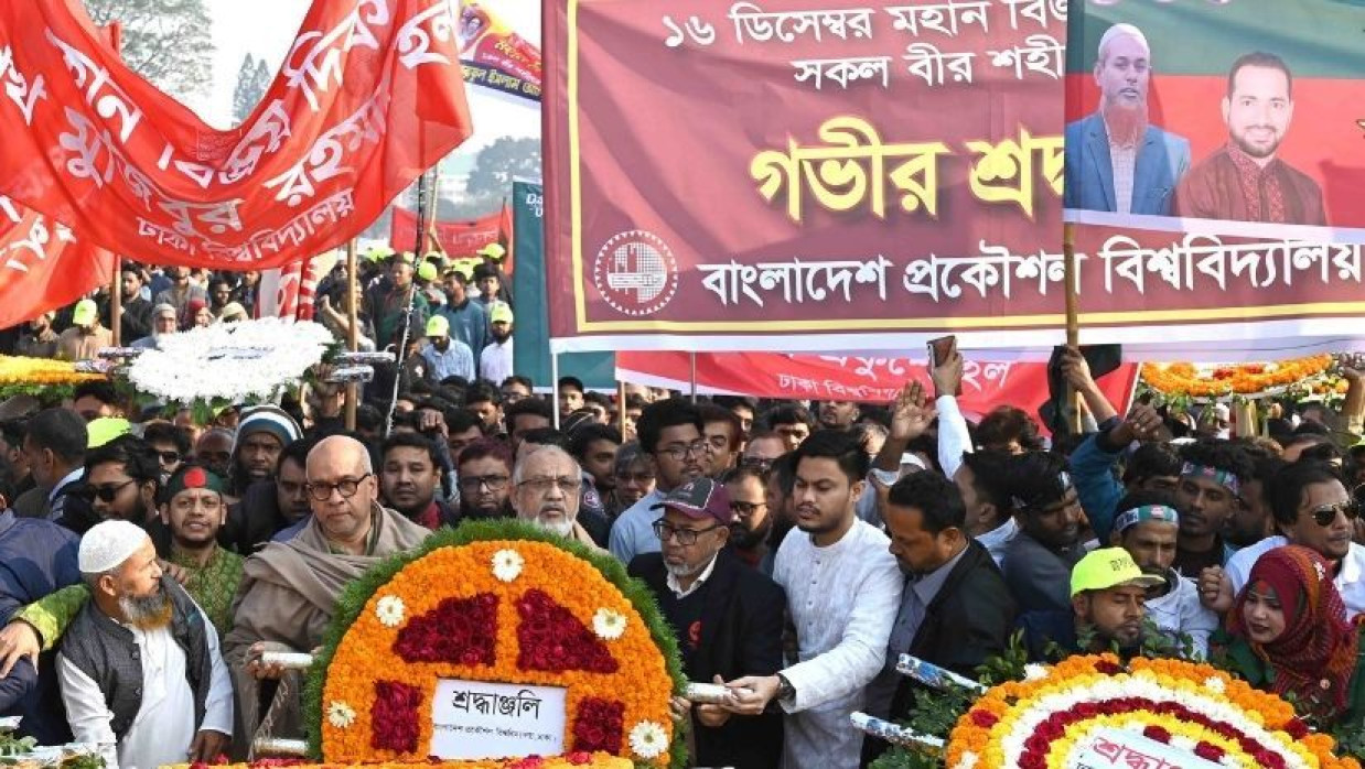বীর শহীদদের স্মরণে জাতীয় স্মৃতিসৌধে বুয়েটের ফুল নিবেদন 