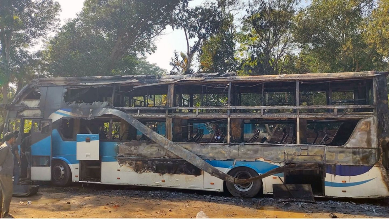 অগ্নিকাণ্ডে ক্ষতিগ্রস্ত বাস