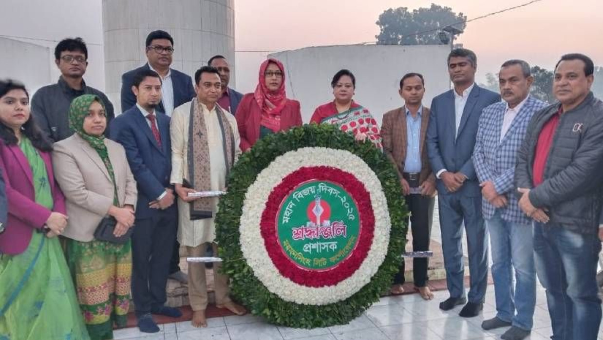 মহান বিজয় দিবস উপলক্ষে স্মৃতিসৌধে পুষ্পস্তবক অর্পণ করা হয়