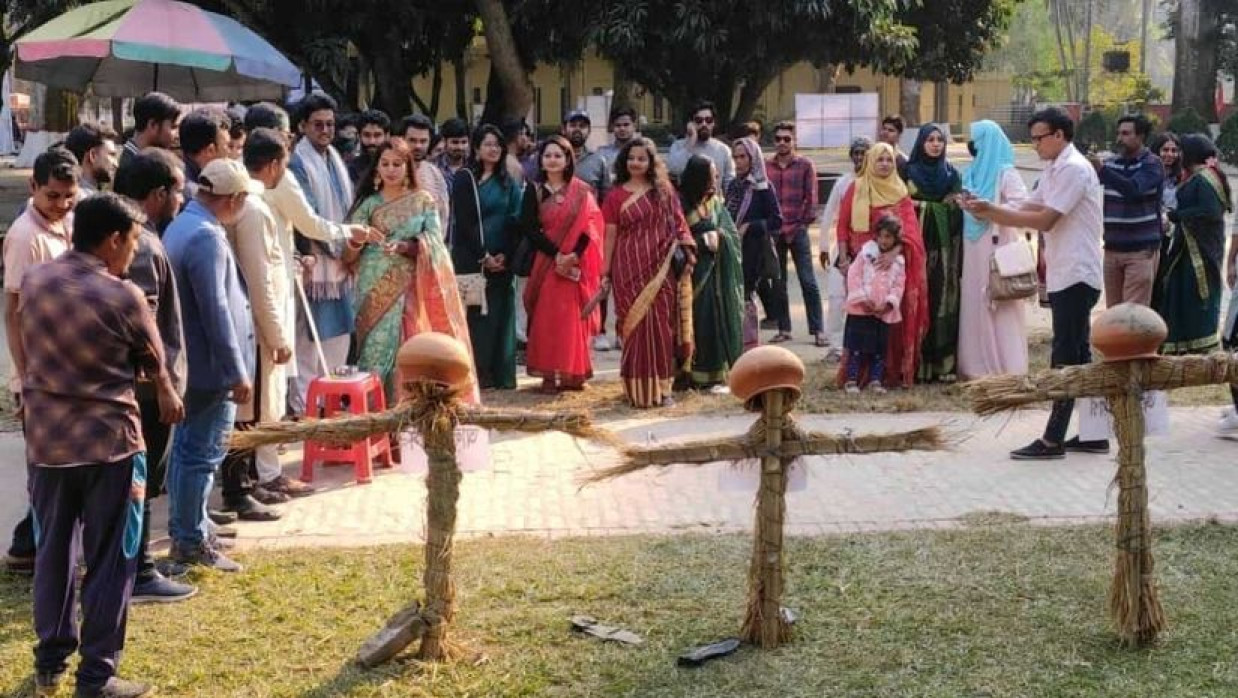 ‘রাজাকার-আলবদর-আলশামস’ প্রতীকীতে জুতা নিক্ষেপ