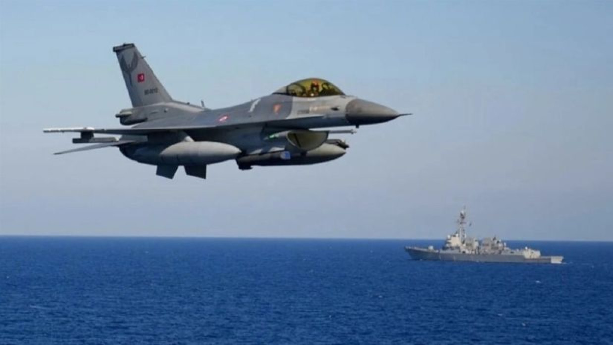 ন্যাটোর বার্ষিক নৌ মহড়ার সময় নৌজাহাজের ওপর দিয়ে উড়ে যাচ্ছে তুর্কি এফ–১৬ যুদ্ধবিমান।
