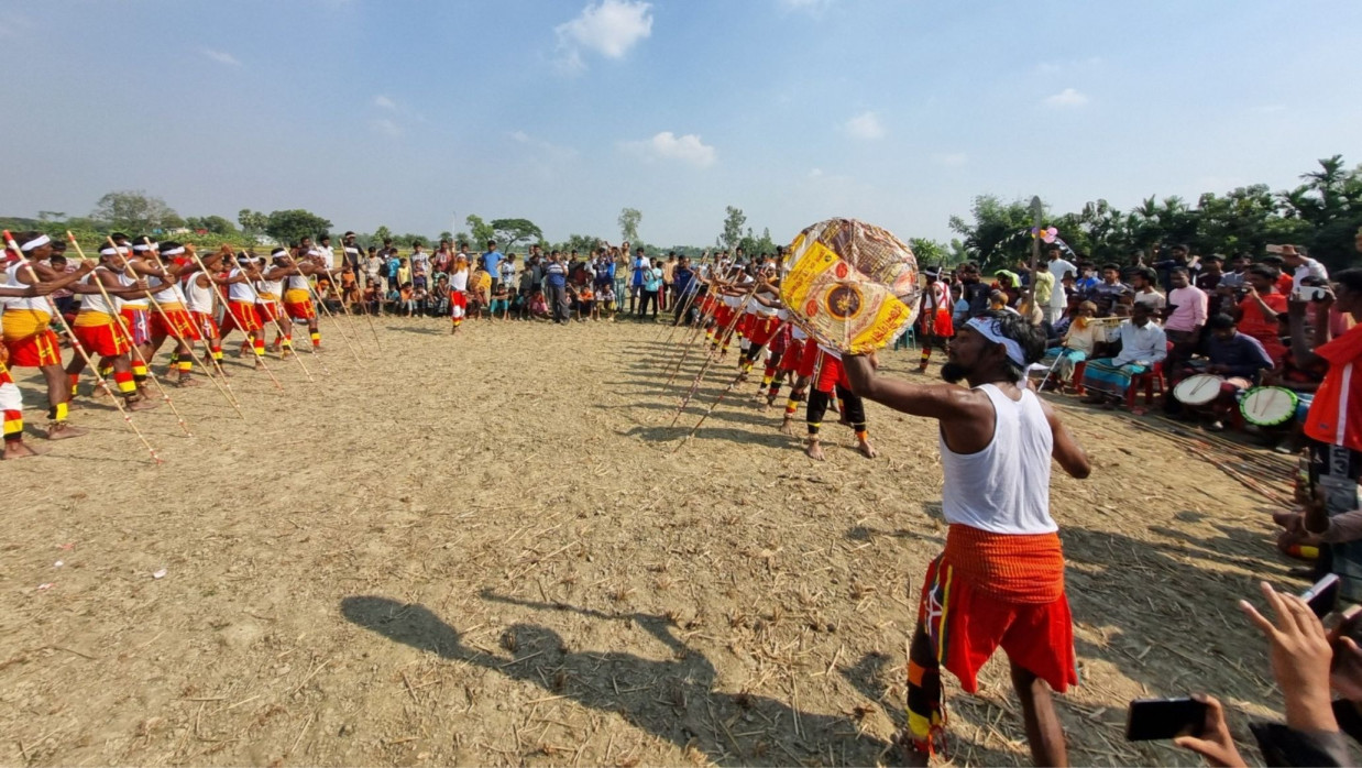 গ্রামীণ ঐতিহ্যবাহী খেলায় মেতে উঠে গ্রামের শিশু, কিশোর ও প্রবীণরা