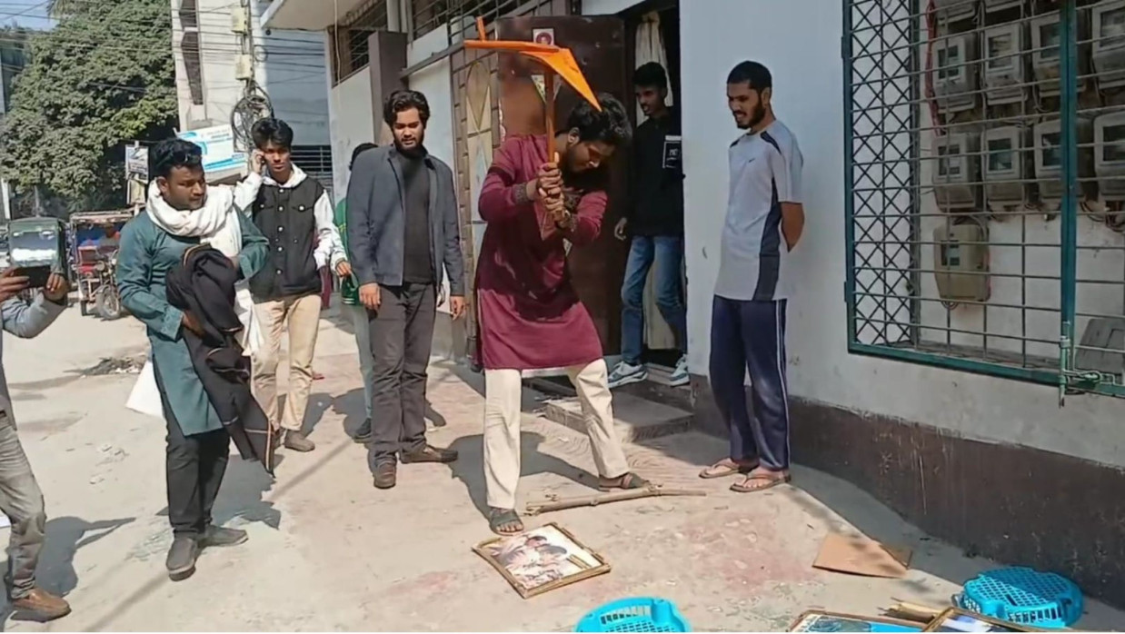 অফিস ভাংচুর করল ছাত্র-জনতা