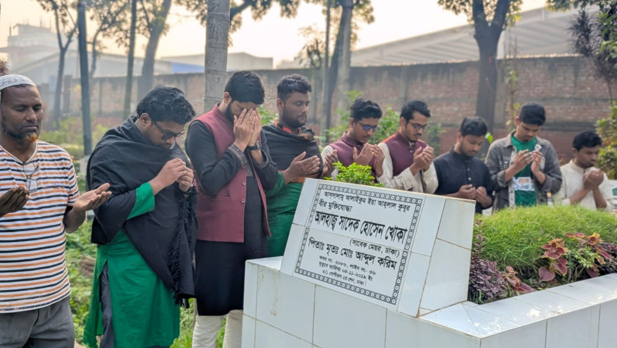 সাদেক হোসেন খোকাসহ অন্যান্য বীর মুক্তিযোদ্ধাদের কবর জিয়ারত