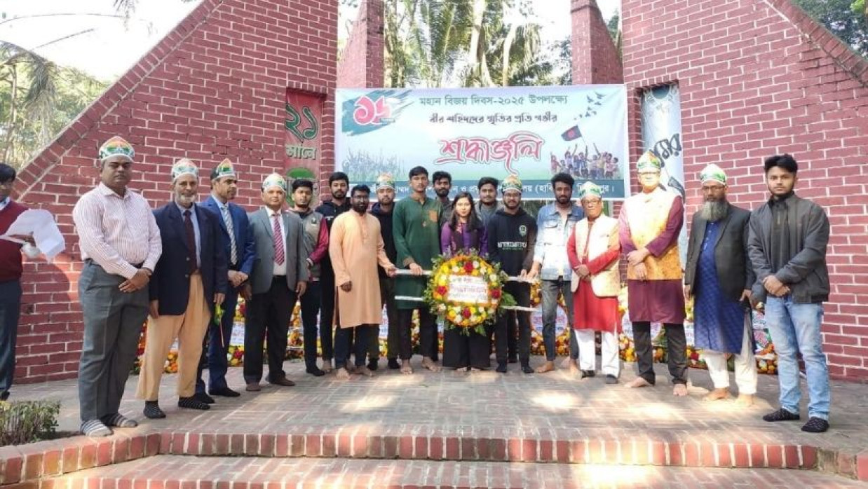 বিজয় দিবসে হাবিপ্রবি সাংবাদিক সমিতির শ্রদ্ধাঞ্জলি অর্পণ