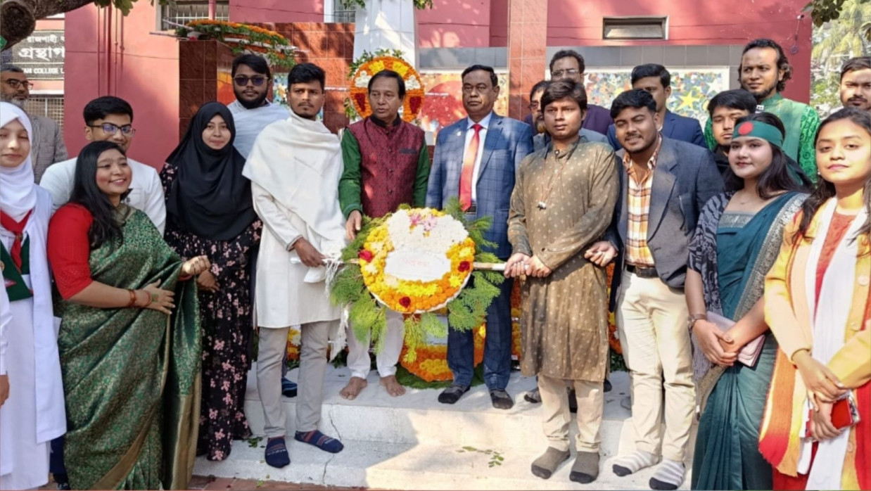 রাজশাহী কলেজ শহিদ মিনারে পুষ্পস্তবক অর্পণ