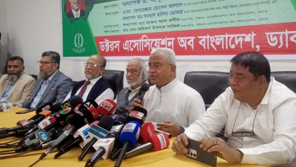 বক্তব্য রাখছেন অ্যাডভোকেট মোয়াজ্জেম হোসেন আলাল