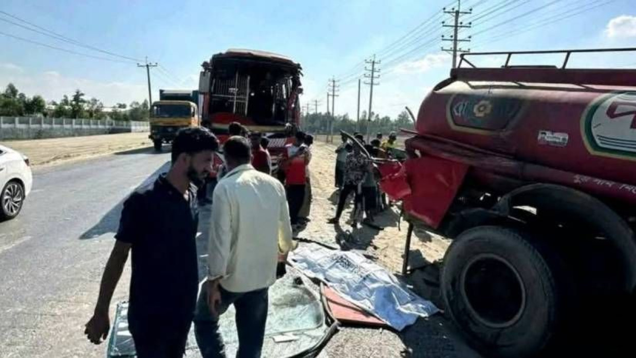 বাস-তেলবাহী লরির সংঘর্ষে দুমড়ে-মুচড়ে যাওয়া বাস 