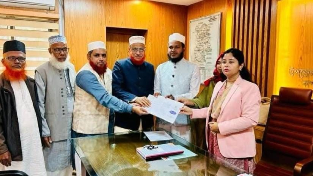 দলীয় নেতাদের সঙ্গে নিয়ে মনোনয়ন ফরম সংগ্রহ করেন জামায়াতে ইসলামীর প্রার্থী সালাউদ্দিন আইউবী