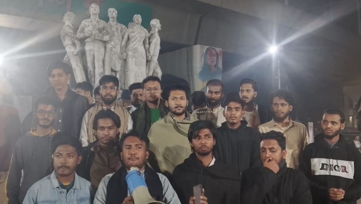 ঢাবিতে ‘আজাদী’ মিছিল