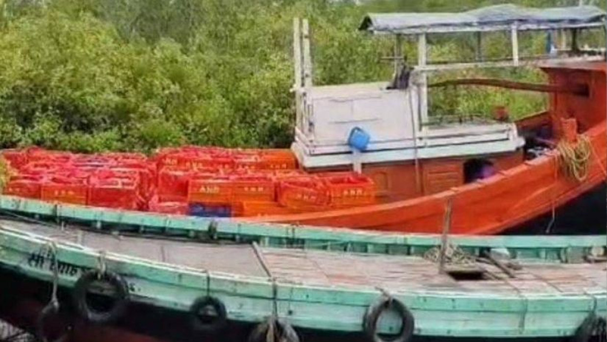 ভারতীয় কোস্ট গার্ডের হাতে আটক জাহাজ