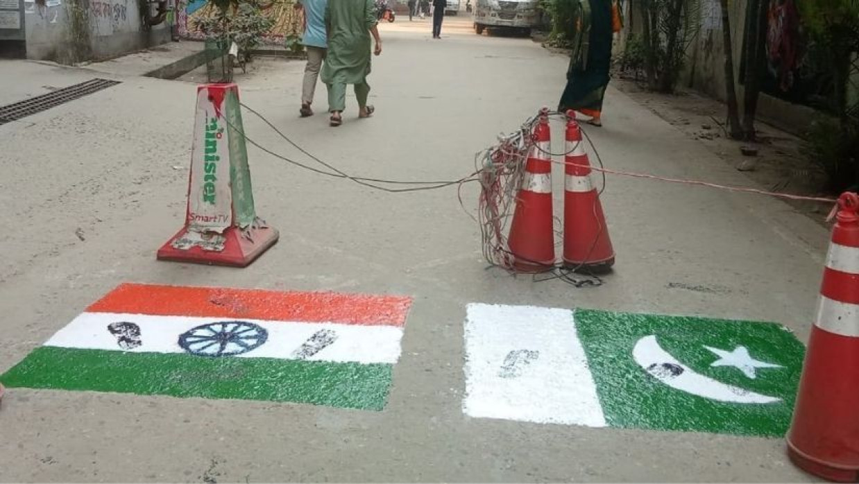 রাস্তায় আঁকা ভারত ও পাকিস্তানের পতাকা