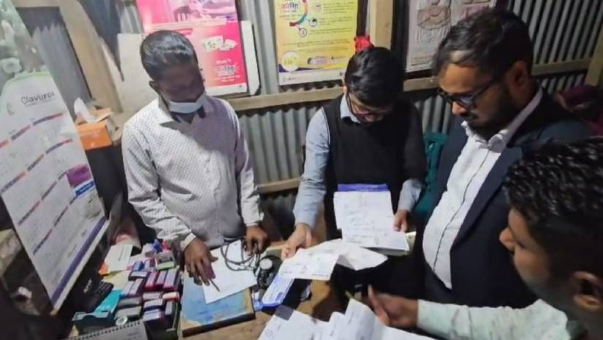 আটক দিপংকর শীলকে জরিমানা ও কারাদণ্ড দেন ভ্রাম্যমাণ আদালত