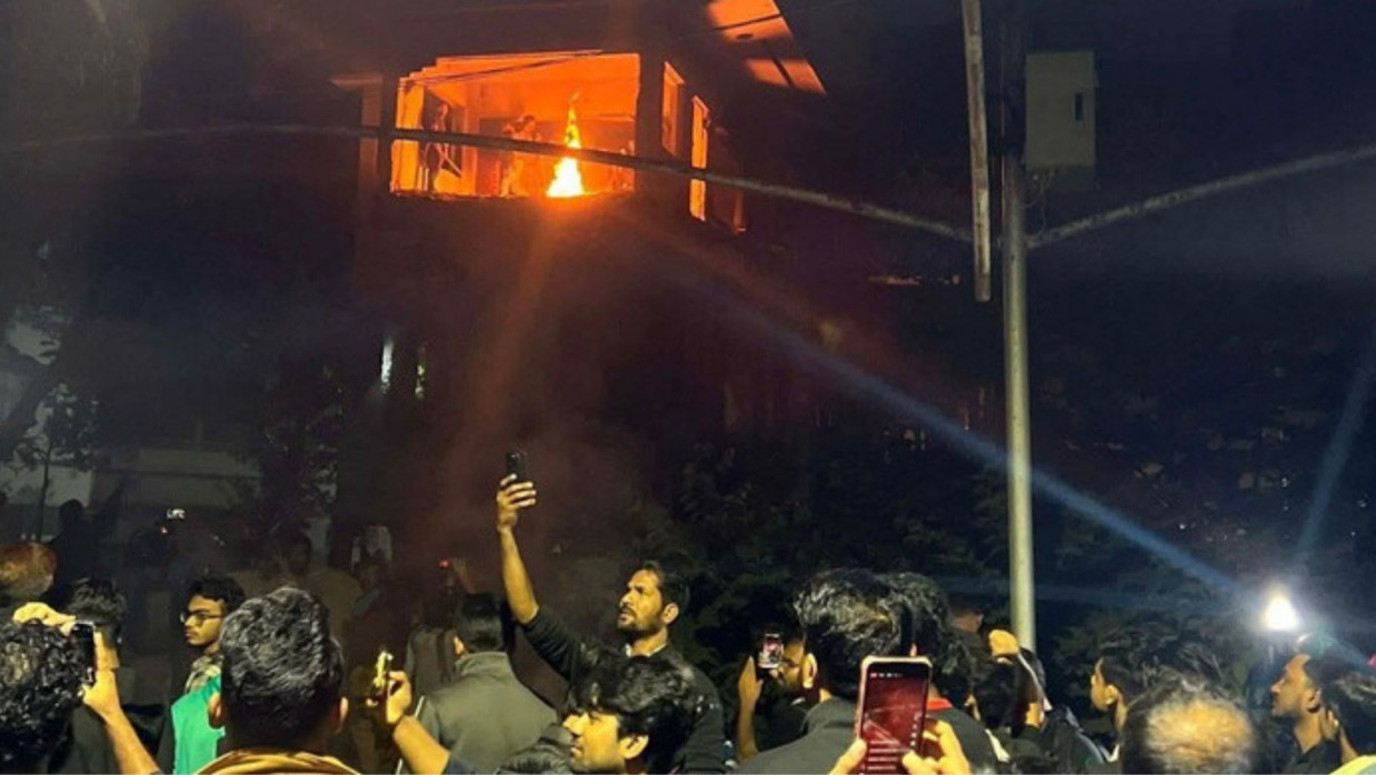 ধানমন্ডি ৩২ নম্বরে বিক্ষুব্ধ জনতার আগুন