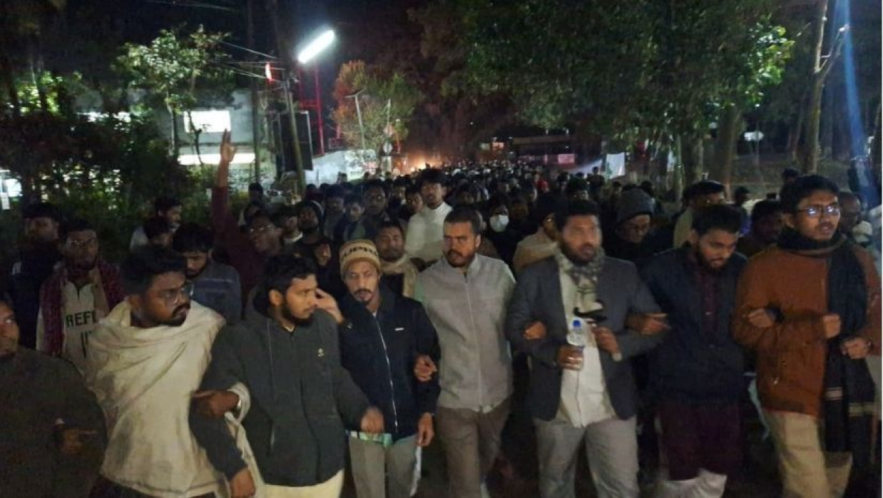 ওসমান হাদীর হত্যাকারীদের গ্রেফতার ও ফ্যাসিবাদের মূলোৎপাটনে চবি শিবিরের বিক্ষোভ