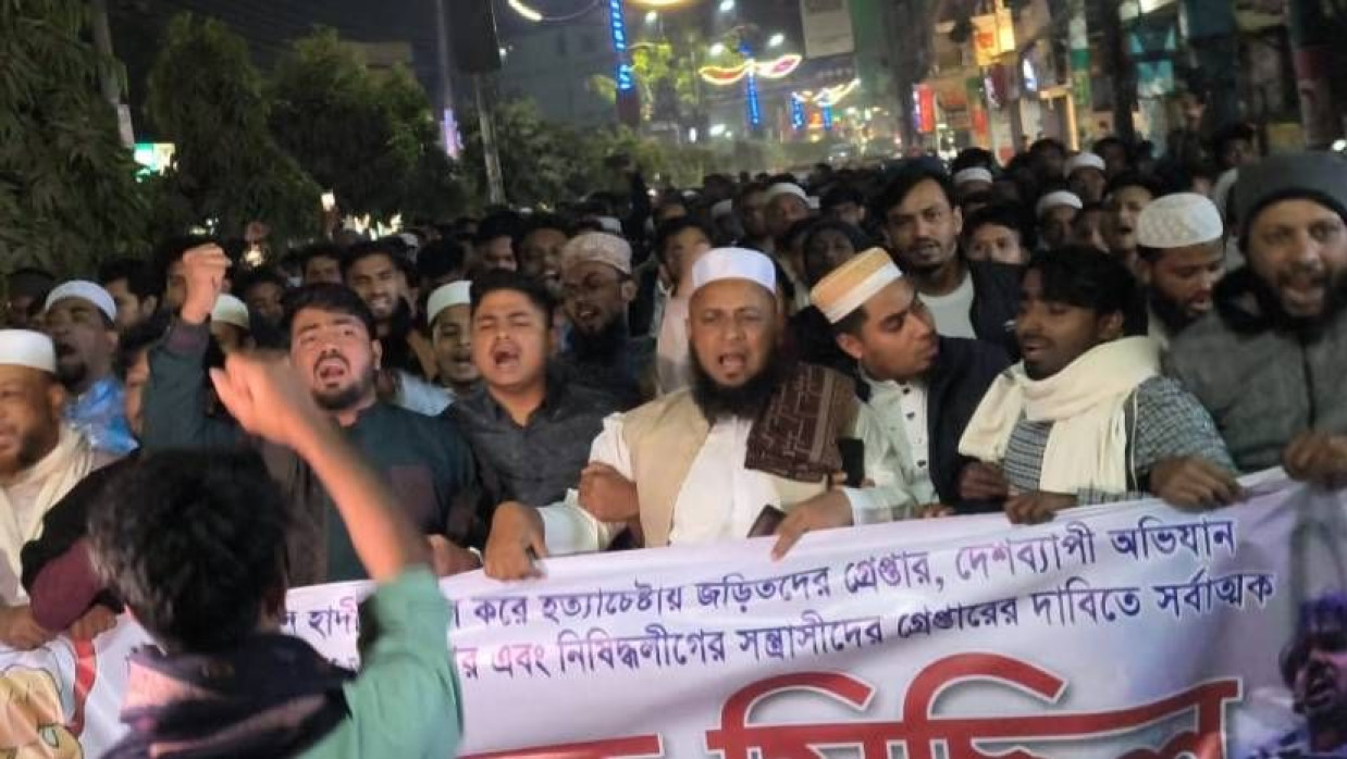 ওসমান হাদির খুনিদের বিচারের দাবিতে শহরের শহীদ মিনার প্রাঙ্গণ থেকে ‘ফ্যাসিবাদবিরোধী ঐক্য’-এর ব্যানারে একটি মিছিল বের করা হয়