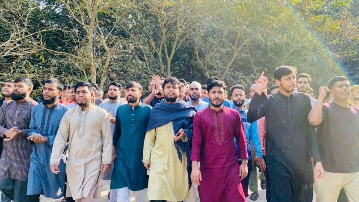 ওসমান হাদি হত্যাকাণ্ডের বিচার দাবিতে জুমার নামাজের পর বিক্ষোভ মিছিল বের করেন শিক্ষার্থীরা