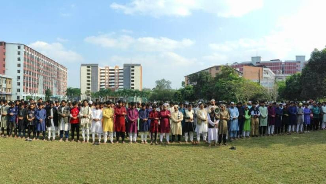 বিশ্ববিদ্যালয়ের কেন্দ্রীয় খেলার মাঠে ওসমান হাদির গায়েবানা জানাজায় শিক্ষক-শিক্ষার্থীরা অংশ নেন