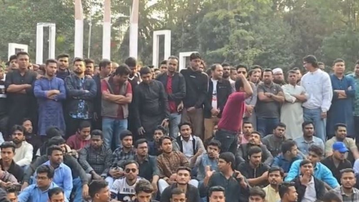 কেন্দ্রীয় শহিদ মিনারে ছাত্রদল  নেতাকর্মীদের অবস্থান