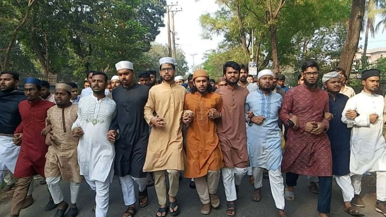 হাদির খুনিদের বিচারের দাবিতে  রাবিতে বিক্ষোভ