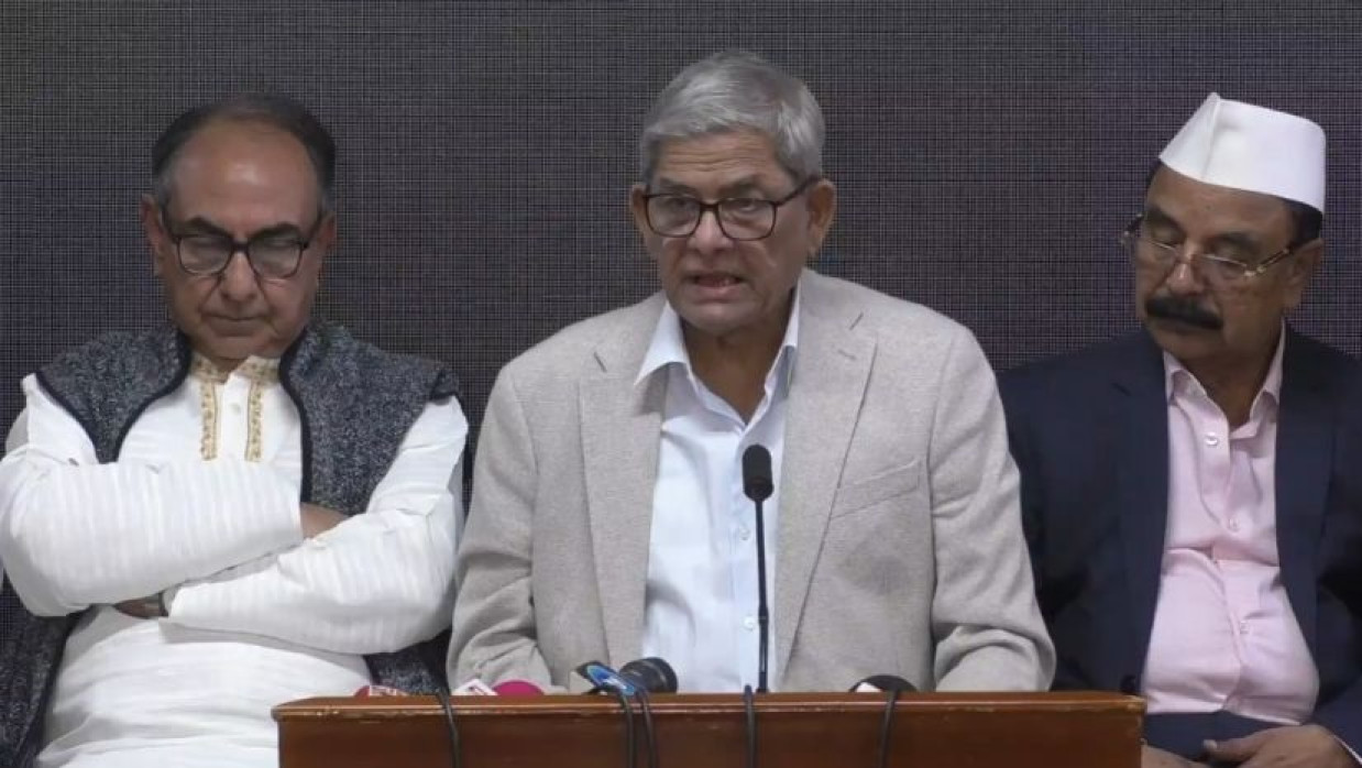 গুলশানে বিএনপির কার্যালয়ে সংবাদ সম্মেলনে কথা বলছেন মির্জা ফখরুল ইসলাম আলমগীর