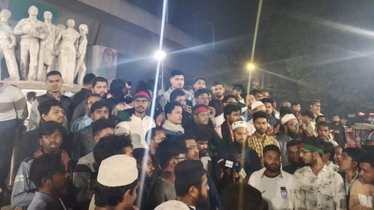 ঢাবিতে মিছিল শেষে আয়োজিত সংক্ষিপ্ত সমাবেশ