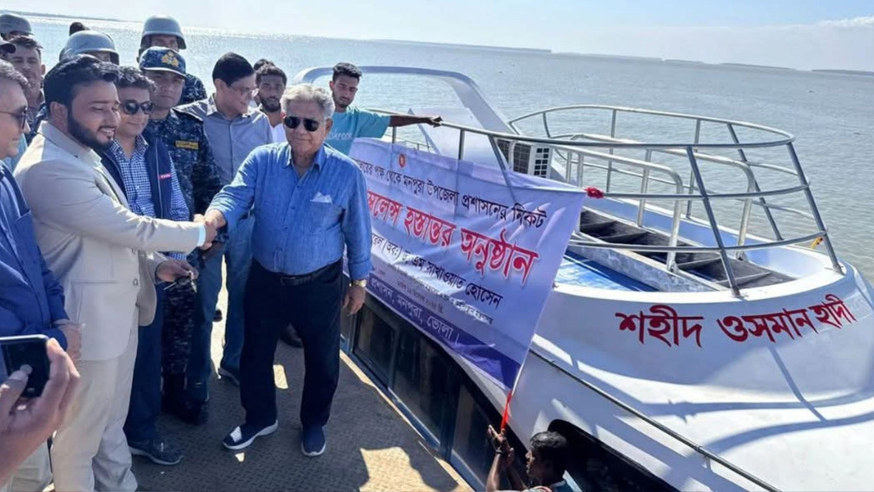 ওয়াটার অ্যাম্বুলেন্সটির উদ্বোধন ও হস্তান্তর কার্যক্রম সম্পন্ন