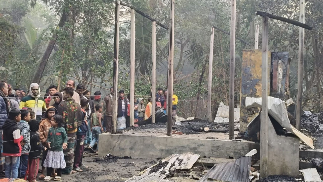 পুড়ে যাওয়া ঘর