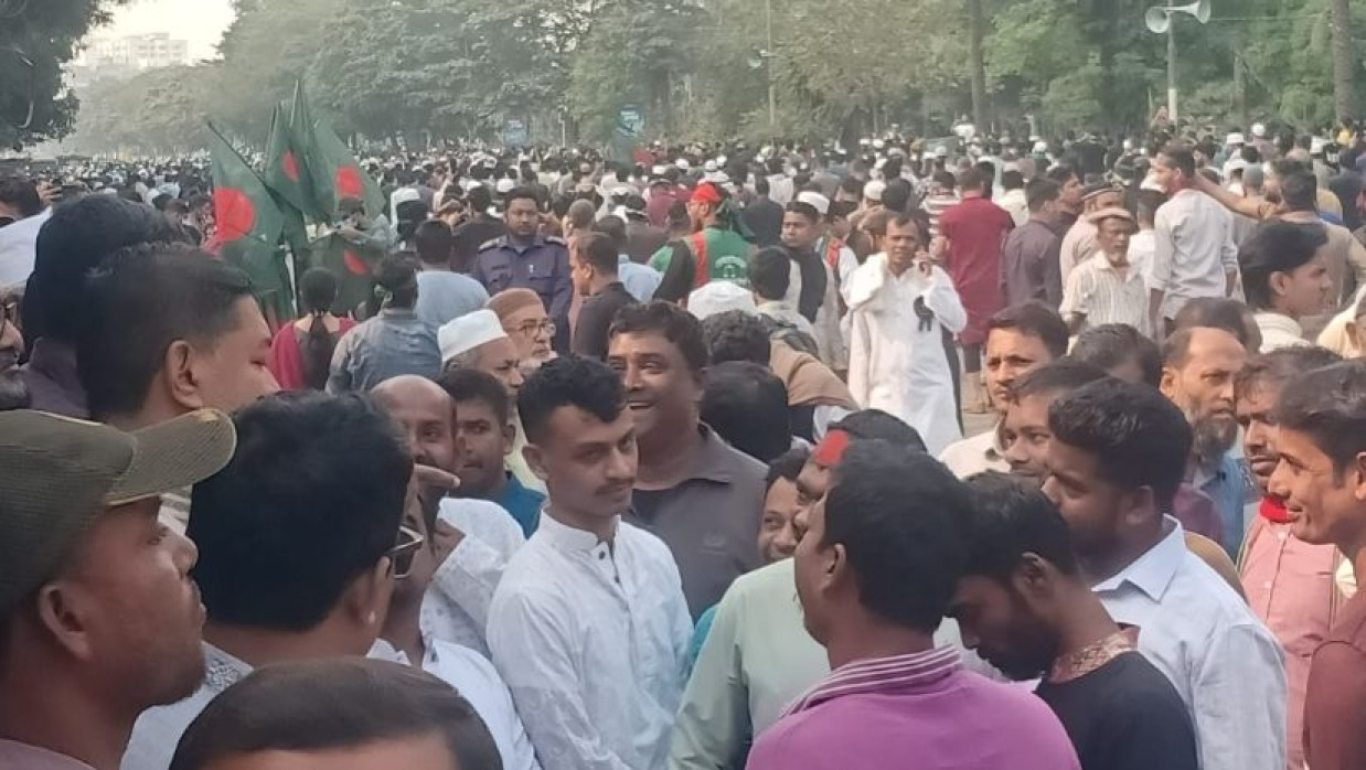 ওসমান হাদির জানাজায় অংশ নিতে হাজারো মানুষ