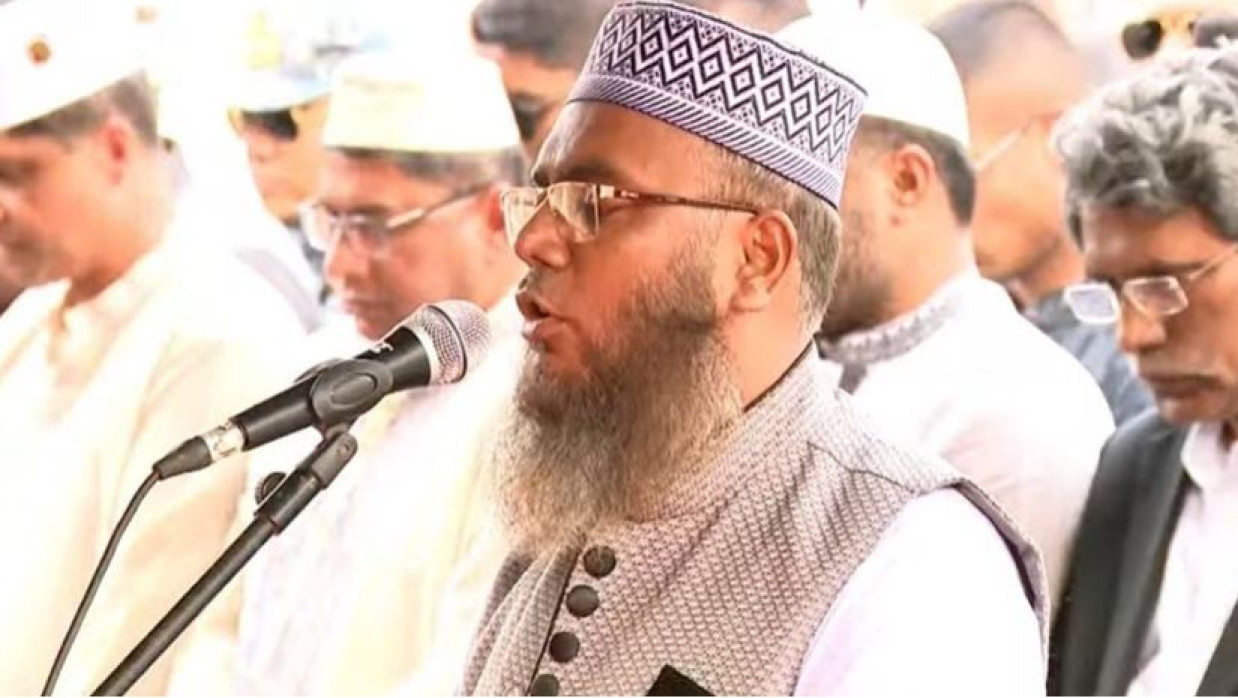 জাতীয় সংসদ ভবনের সামনে লাখো মানুষের ঢল