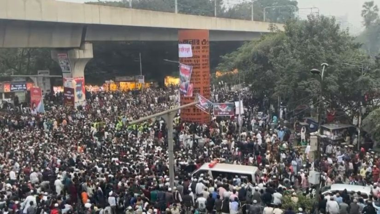শাহবাগ মোড়ে জুলাই শহীদ স্মৃতিস্তম্ভ ছাত্র-জনতার অবস্থান
