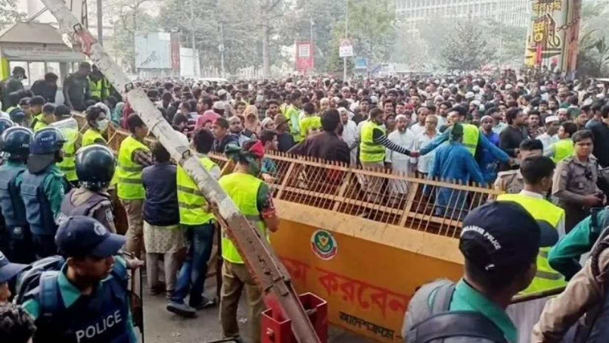 হাদির সমাধি দেখতে ঢাকা বিশ্ববিদ্যালয় এলাকায় জনস্রোত তিরি হয়েছে