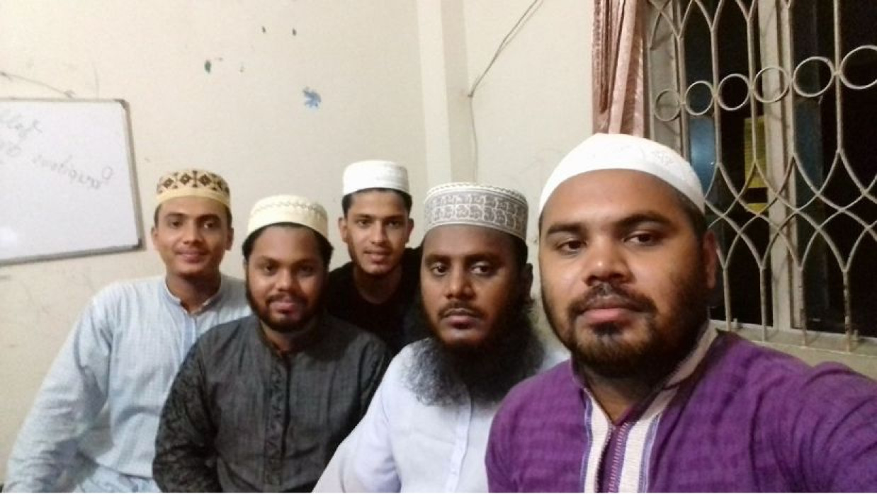 পরিবারের সদস্যদের সাথে ওসমান হাদি