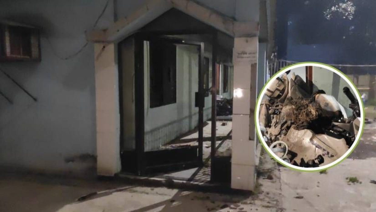 ভাঙচুর করা পুলিশ বক্স ও ফাঁড়ি (ইনসেটে পুলিশের মোটরসাইকেল)