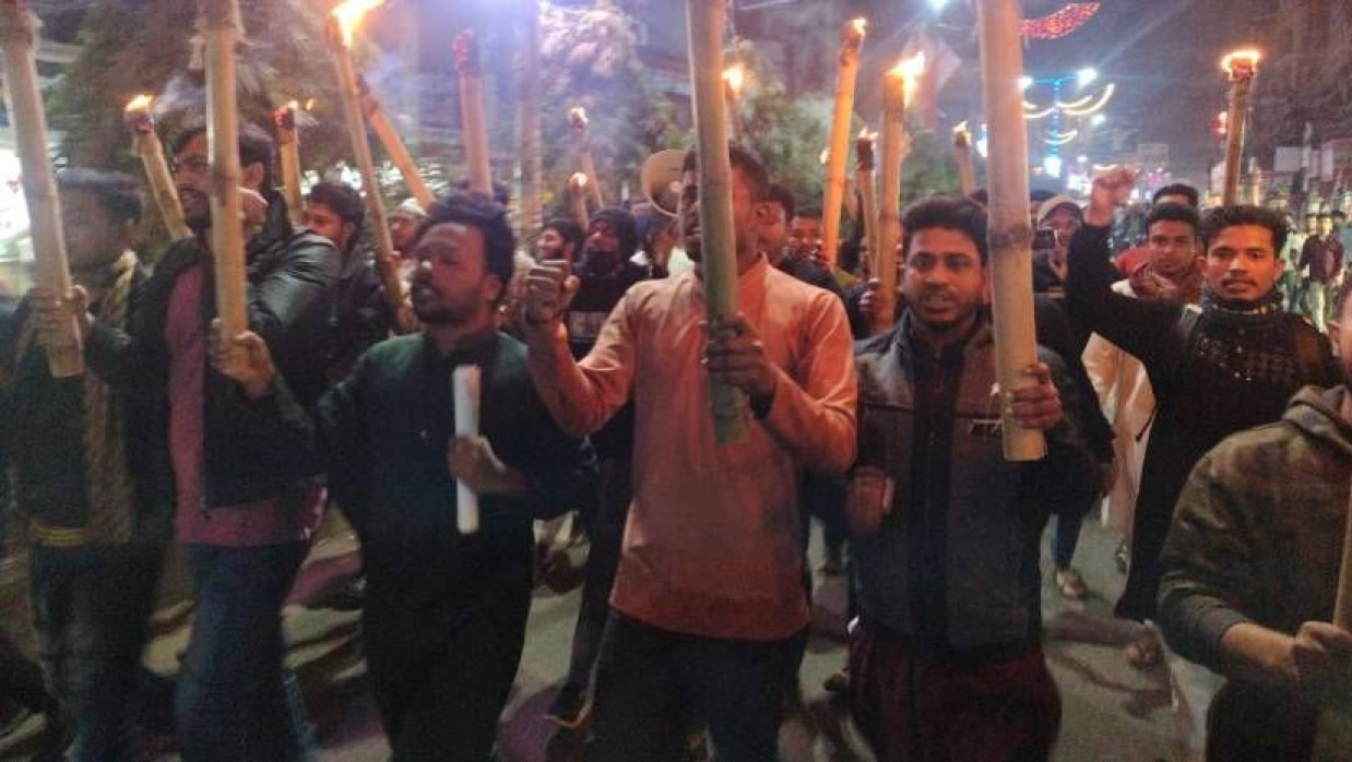 শহীদ মিনার প্রাঙ্গণ থেকে মশালমিছিলটি বের করা হয়