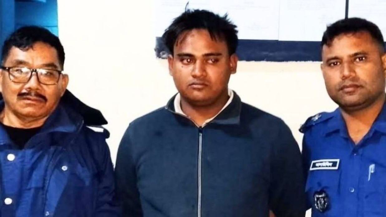  আটক যুবক