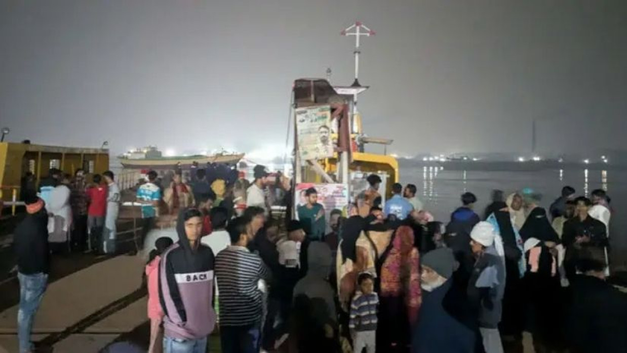 মাঝনদীতে ফেরি থেকে ট্রাকসহ ৫ যানবাহন পানিতে